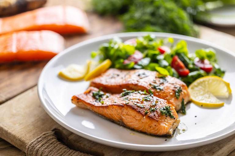 Protein-rich meal with salmon and vegetables