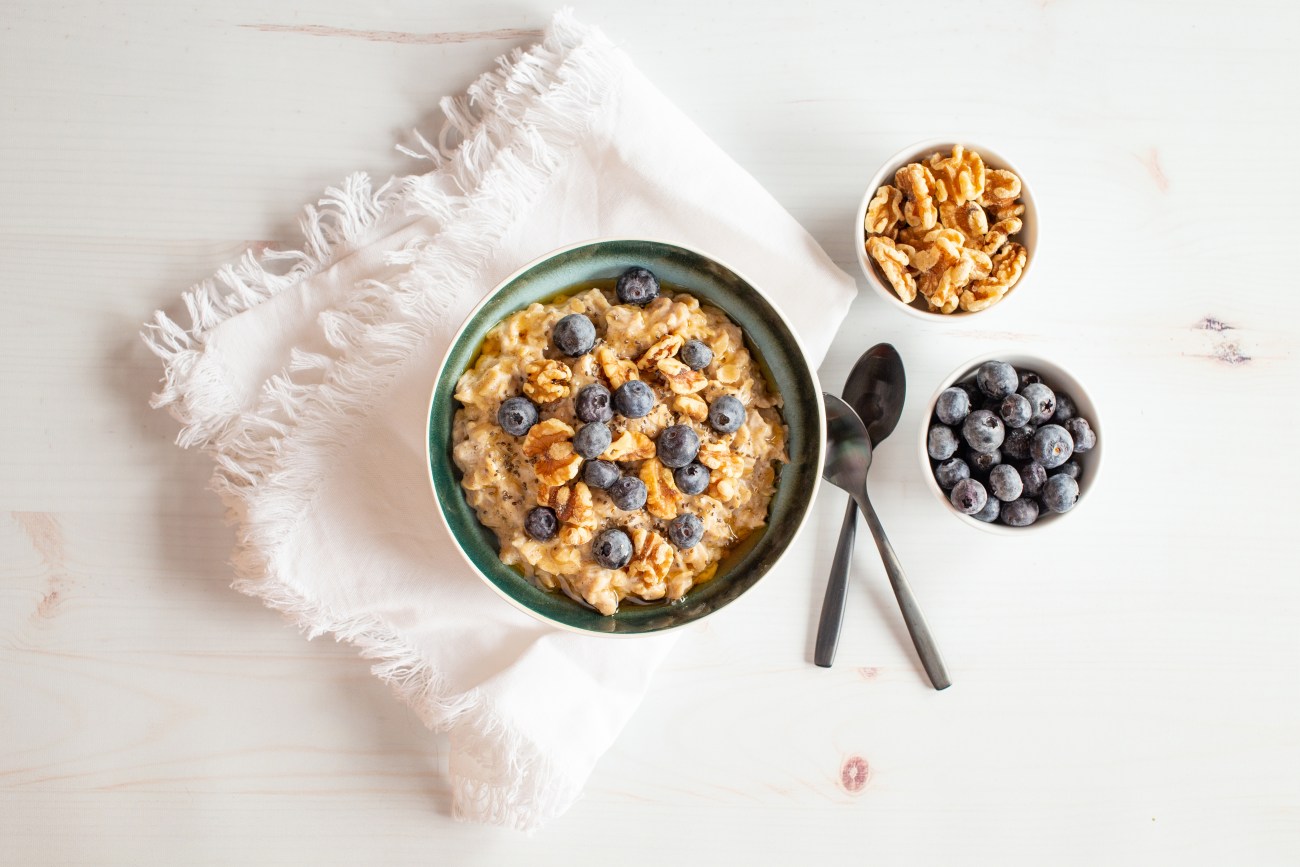 High-protein Oatmeal with Blueberries and Walnuts 